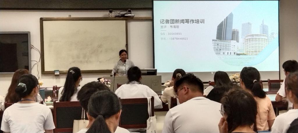 指导老师韦海珊在给记者团成员作新闻写作培训