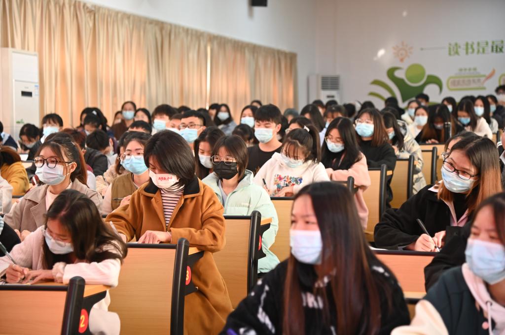 图 4 员工们针对此次见习活动在认真做笔记