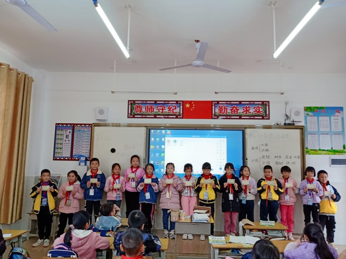 实习生给班上的员工颁发成绩优秀奖