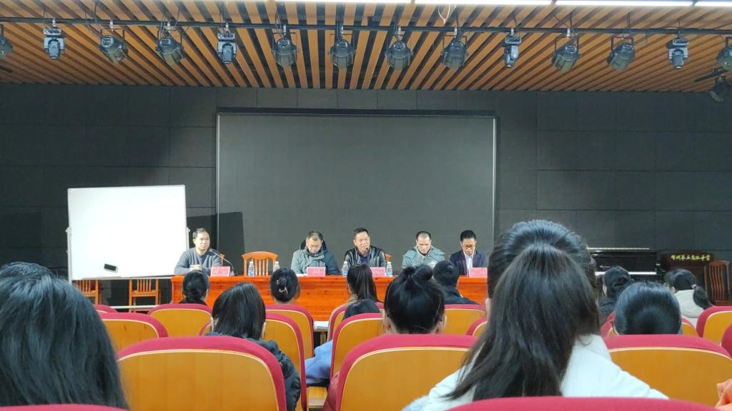 图3实习领导老师进行汇报课点评及总结