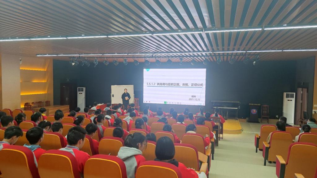 图1 实习生杨炜代表实习组进行汇报课1